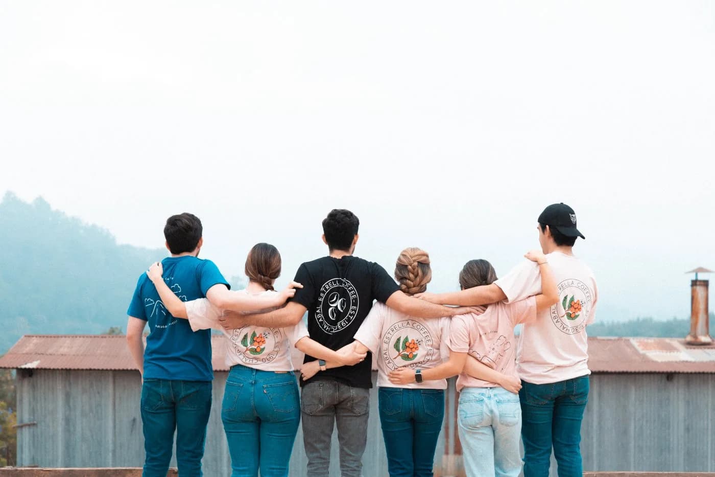 El equipo de la finca frente al paisaje